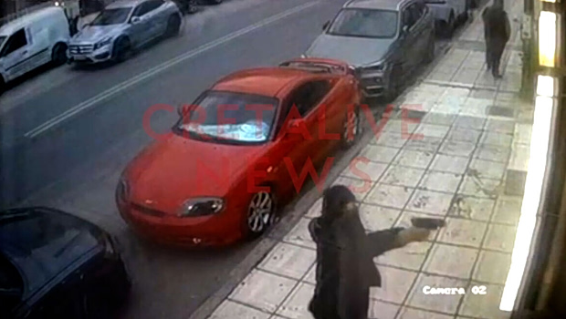 Ηράκλειο: Παραδόθηκε ο 18χρονος για το αιματηρό επεισόδιο έξω από μπαρ - Τι είπε στους αστυνομικούς