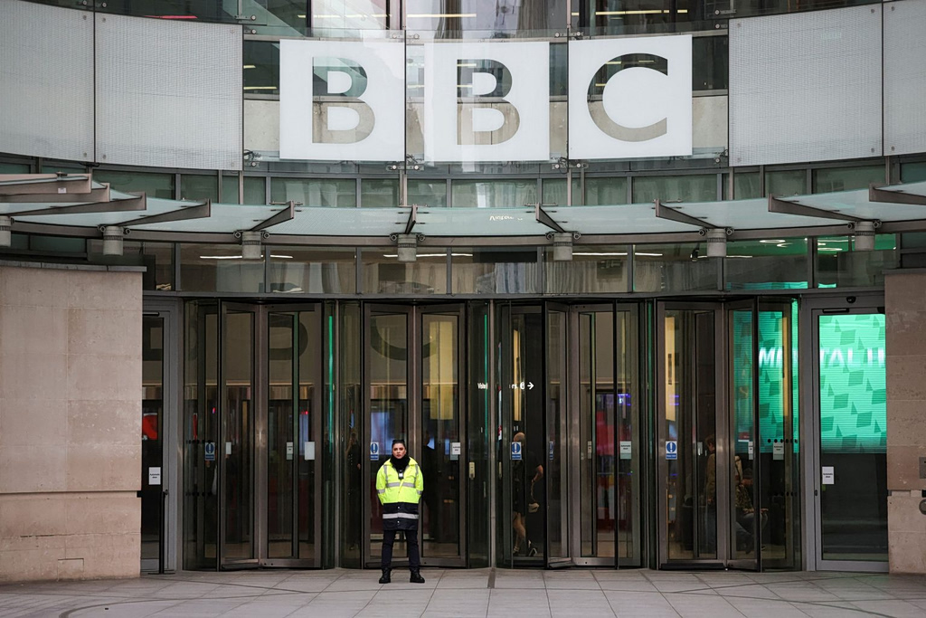 Σάλος στο BBC: Παρουσιαστής έσπασε τον καρπό συναδέλφου – Κατηγορίες για συγκάλυψη