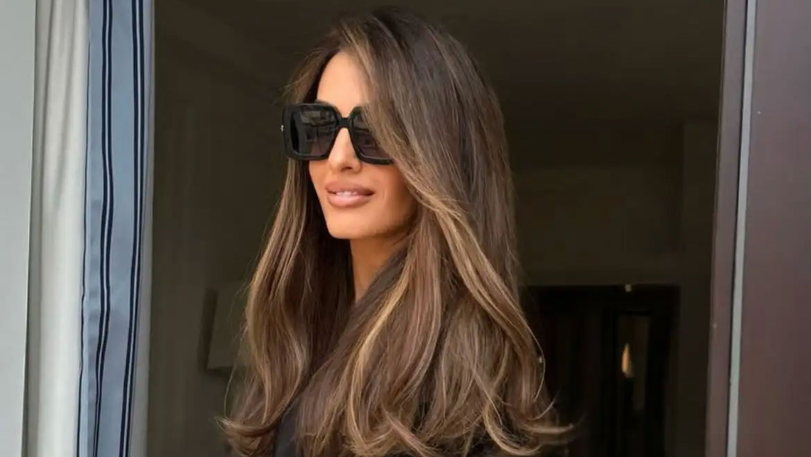Amal Clooney: Παραδίδει μαθήματα στυλ με mini φόρεμα στην πιο hot απόχρωση της σεζόν