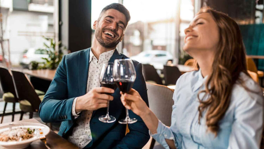 Πώς το «stack dating» μπορεί να βλάψει τα ραντεβού σου