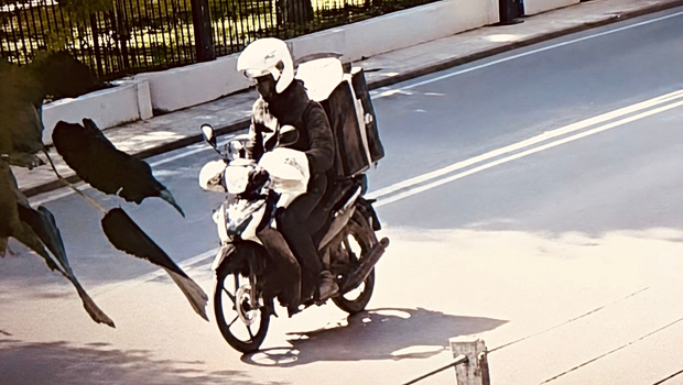 Κηφισιά: Οδηγός μηχανής πετά πέτρες σε γυναίκες - Μία σοβαρά τραυματίας
