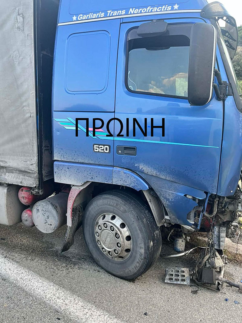 Καβάλα: Θανατηφόρο τροχαίο στην παραλιακή Εγνατία - Νταλίκα συγκρούστηκε με γεωργικό μηχάνημα