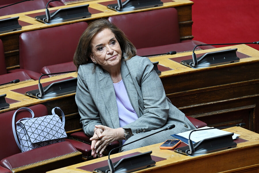 Η Ντόρα δεν έπεισε τον Καραμανλή για το συνέδριο
