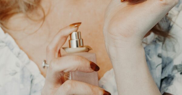Scent stacking: Η νέα τάση που αλλάζει τον τρόπο που φοράμε άρωμα