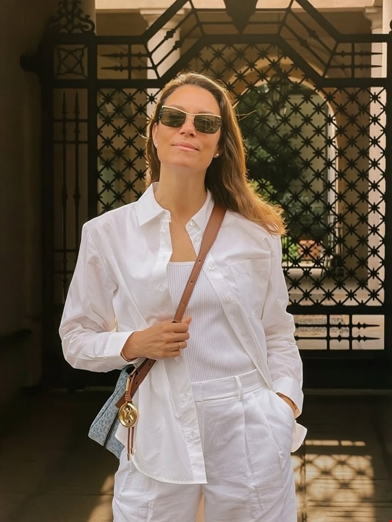 Βίκυ Καγιά: Το κομψό total white look με λευκή βερμούδα