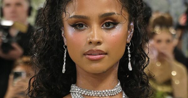 Tyla: Το λαμπερό μακιγιάζ της στο Met Gala φέρνει τη λάμψη ξανά στο επίκεντρο αυτό το καλοκαίρι