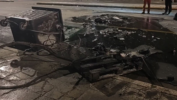 Φωτιά σε κάδους στη λεωφόρο Αλεξάνδρας - Διακόπηκε για λίγο η κυκλοφορία