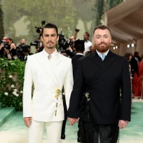 Sam Smith: Αρραβωνιάστηκε τον σύντροφό του, Christian Cowan μετά από τρία χρόνια κοινής πορείας