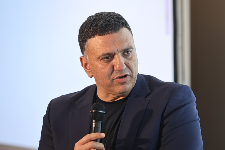 φωτογραφία στην οποία απεικονίζεται ο Βασίλης Κικίλιας