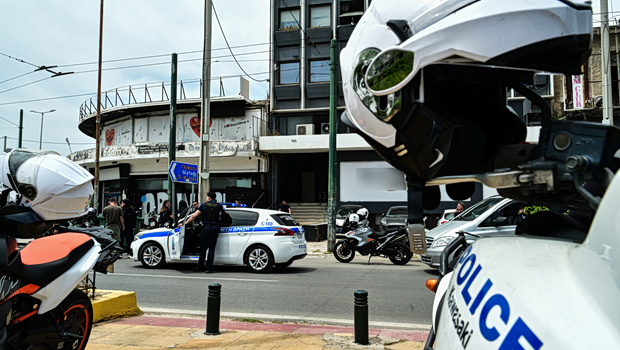 Καλλιθέα: Η στιγμή της σύλληψης του δράστη που πυροβόλησε και τραυμάτισε γυναίκα σε μπαρ