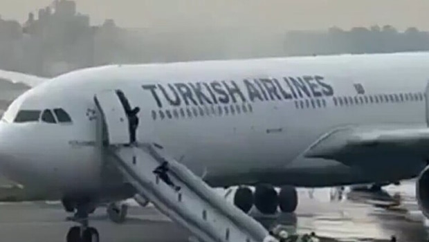 Φωτιά σε αεροσκάφος της Turkish Airlines μετά την προσγείωσή του - Δείτε βίντεο