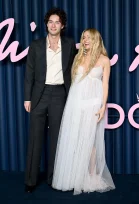 Sienna Miller: Έγινε μητέρα για τρίτη φορά σε ηλικία 44 ετών