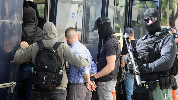 Κάτω Τιθορέα: Δίωξη για πέντε κακουργήματα άσκησε η εισαγγελέας στους οκτώ συλληφθέντες για τη ληστεία