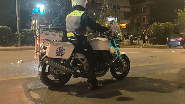 Παράσυρση πεζού από μοτοσικλέτα στη λεωφόρο Αλεξάνδρας - Μεταφέρθηκε στο ΚΑΤ