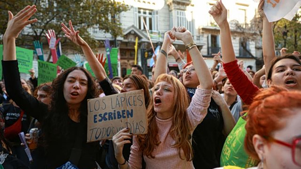 Αργεντινή: Δεκάδες χιλιάδες διαδηλώνουν για την υπεράσπιση του δημόσιου πανεπιστημίου