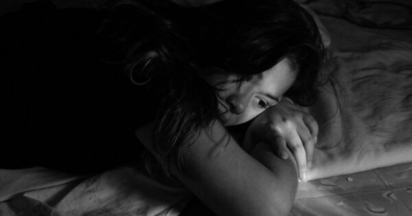 Μια ψυχολόγος για την αυτοκτονία: «Οι άνθρωποι που τη σκέφτονται δεν θέλουν να πεθάνουν, θέλουν να σταματήσει ο πόνος τους»
