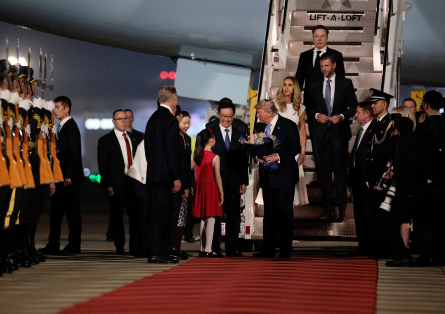 Ντόναλντ Τραμπ: Στο Πεκίνο ο Αμερικανός πρόεδρος - Με στρατιωτική μπάντα και 300 σημαίες των ΗΠΑ και της Κίνας η υποδοχή του