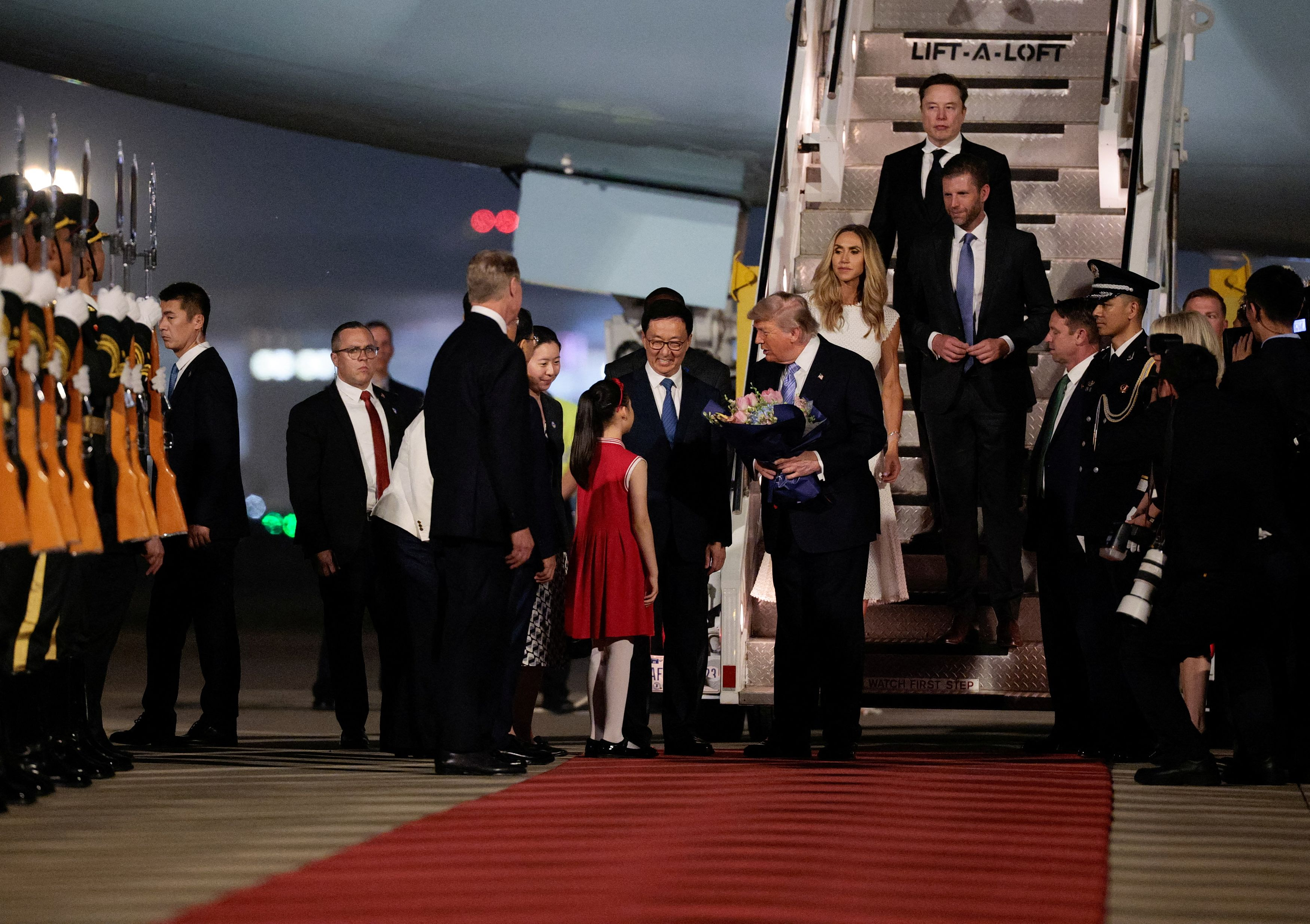 Ντόναλντ Τραμπ: Στο Πεκίνο ο Αμερικανός πρόεδρος - Με στρατιωτική μπάντα και 300 σημαίες των ΗΠΑ και της Κίνας η υποδοχή του