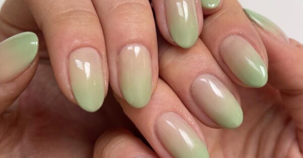 «Matcha Nails»: Η νέα απόχρωση που πρόκειται να κυριαρχήσει στις τάσεις των μανικιούρ αυτό το καλοκαίρι