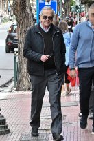 Αντώνης Σαμαράς: Σπάνια, μοναχική εμφάνιση του πρώην Πρωθυπουργού στο κέντρο της Αθήνας