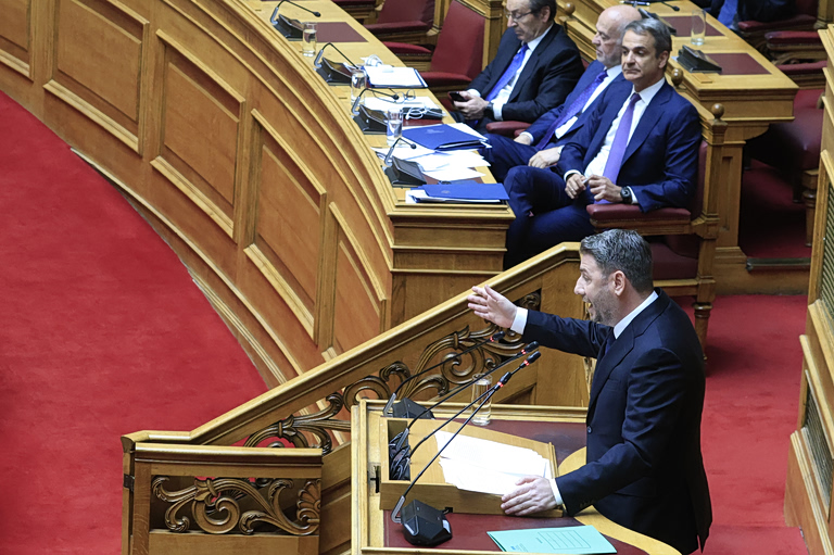 Στα «άκρα» η σύγκρουση ΠΑΣΟΚ-ΝΔ – Ανεβαίνουν τα ντεσιμπέλ με το βλέμμα στις κάλπες