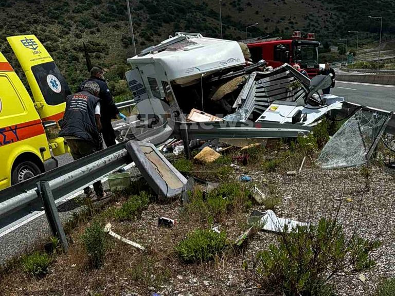 Σοβαρό τροχαίο με τροχόσπιτο στην Ιόνια Οδό - Απεγκλωβίστηκε τετραμελής οικογένεια Γάλλων - Μεταφέρθηκαν στο νοσοκομείο