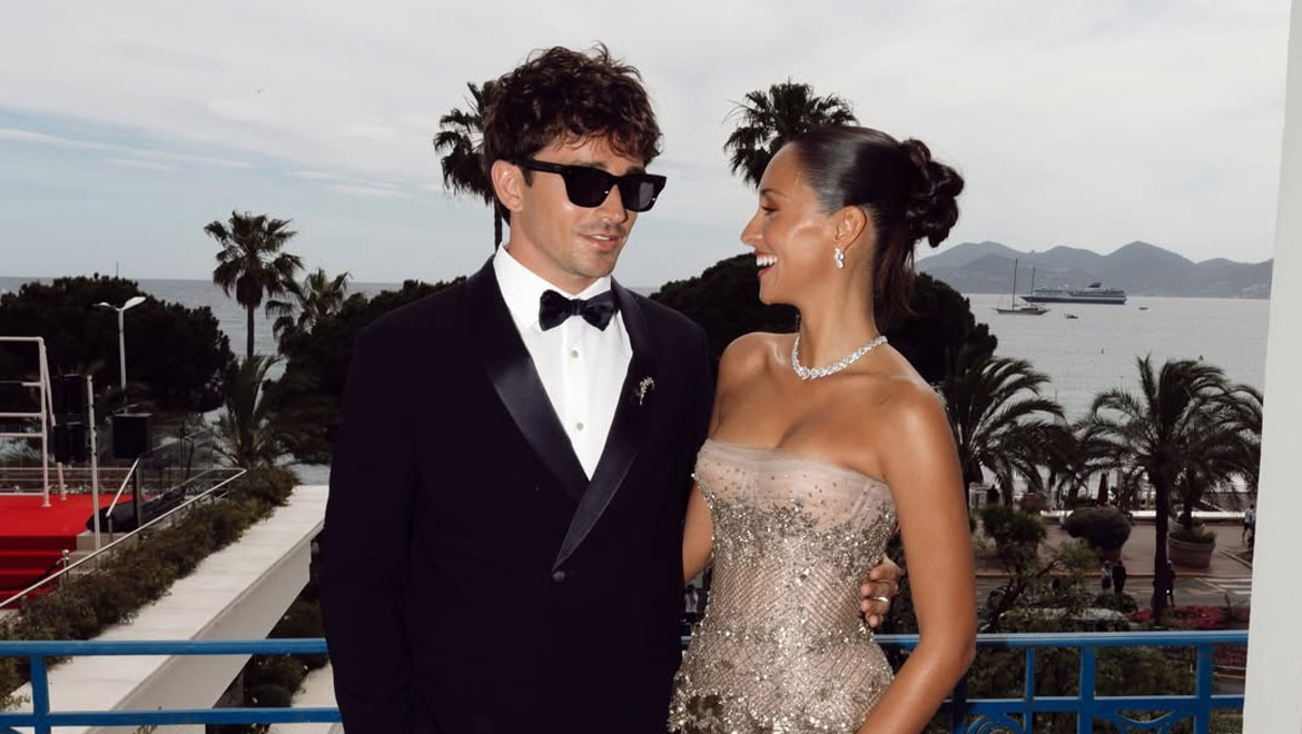 Η άκρως εντυπωσιακή εμφάνιση του Charles Leclerc με τη σύζυγό του στις Κάννες!