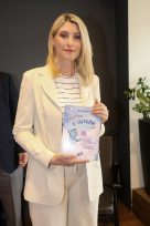 Σία Κοσιώνη: Παρουσίασε το δεύτερο παιδικό βιβλίο της - Ο Κώστας Μπακογιάννης στο πλευρό της
