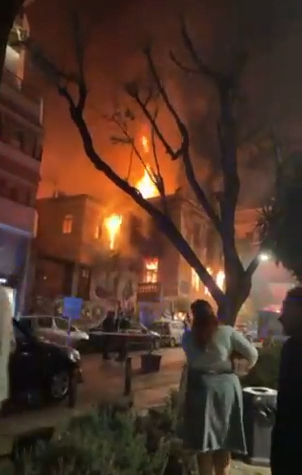 Μεγάλη φωτιά σε εγκαταλελειμμένο κτίριο στο Κουκάκι