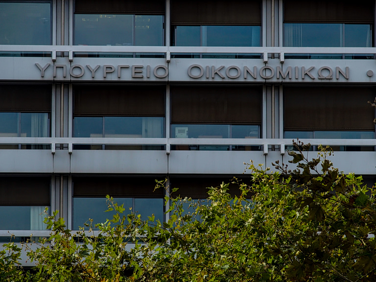 Κόντρα υπουργείου Οικονομικών – ΠΑΣΟΚ για τις δεσμεύσεις Ανδρουλάκη για το ιδιωτικό χρέος