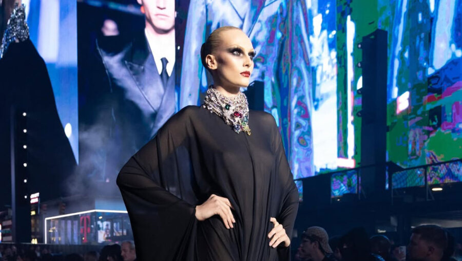 Gucci Cruise 2027: Το gothic glamour και τα sleek μαλλιά που έκλεψαν την παράσταση στην Times Square