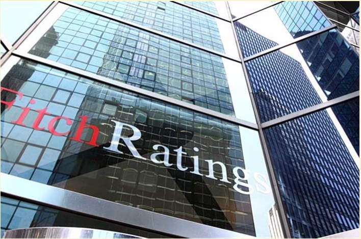 Fitch: Ισχυρές οι αντοχές της ελληνικής οικονομίας – Ποιο είναι το «αγκάθι»