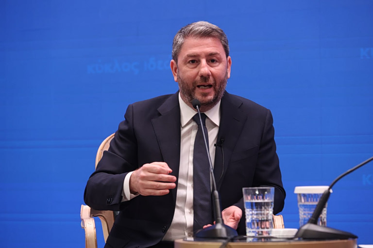 Ο Ανδρουλάκης στο συνέδριο του Κύκλου Ιδεών: Εκβιαζόμενος ο Μητσοτάκης – Από τη μία ο ανιψιός, από την άλλη ο Ντίλιαν