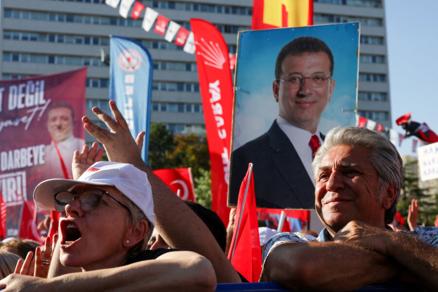Αφίσα με τον Ιμάμογλου σε κινητοποίηση της αντιπολίτευσης στην Τουρκία
