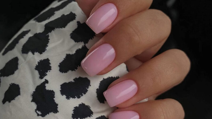 Bubblegum Nails: Η ημιδιάφανη τάση που αντικαθιστά τα clean ροζ νύχια