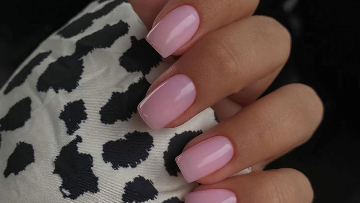 Bubblegum Nails: Η ημιδιάφανη τάση που αντικαθιστά τα clean ροζ νύχια