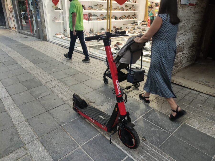 Ηλεκτρικό πατίνι σε δρόμο