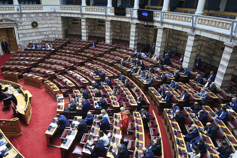 Υποκλοπές: Σφοδρή πολιτική αντιπαράθεση - Πυρά αντιπολίτευσης στην κυβέρνηση μετά το «μπάζωμα» της εξεταστικής