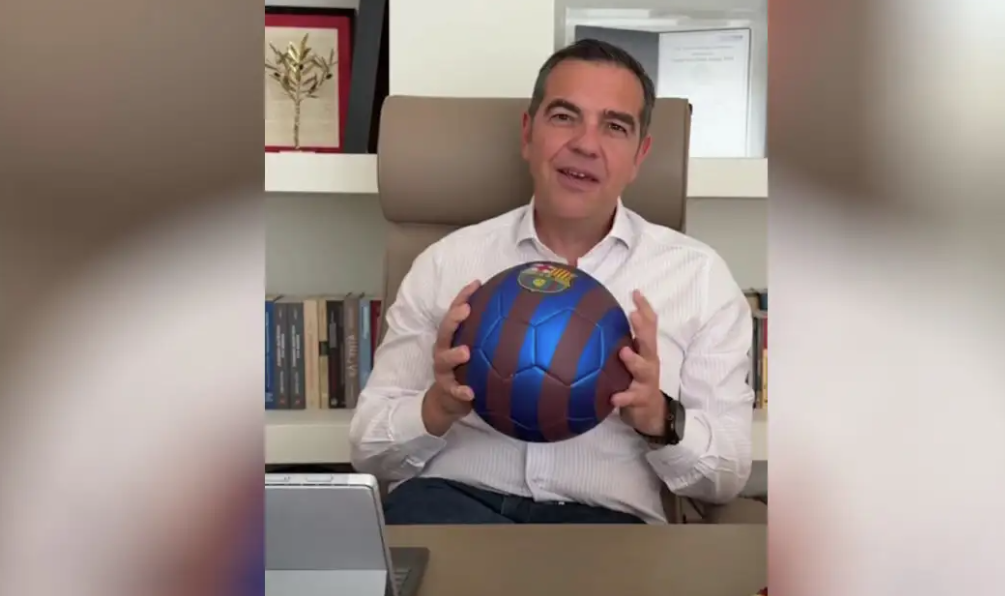 Αλέξης Τσίπρας με μπάλα Μπαρτσελόνα: Τα χρώματα του νέου κόμματος – «Φτιάχνουμε ομάδα για πρωτάθλημα»