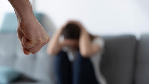 Αστυνομικοί στην Πάτρα έσπασαν την πόρτα για να σώσουν γυναίκα που ξυλοκοπείτο άγρια από τον άνδρα της