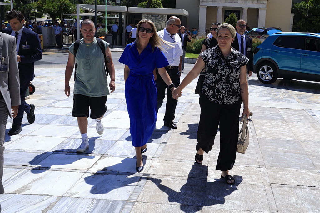 Μαρία Καρυστιανού: Η Μαρία Ντόλκα, μητέρα θύματος των Τεμπών στο πλευρό της -«Φάτους τα σωθικά»