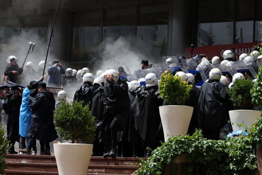 Εικόνες χάους στην Τουρκία: Η αστυνομία εισέβαλε με χημικά στα γραφεία του CHP