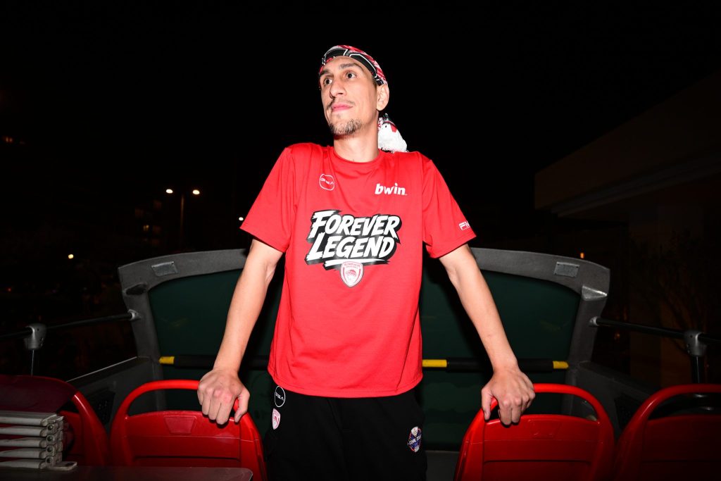 Με ανοιχτό πούλμαν στον Πειραιά οι πρωταθλητές Ευρώπης (pics)