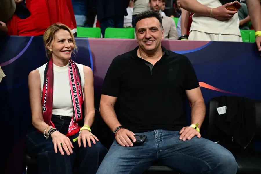 Τζένη Μπαλατσινού - Βασίλης Κικίλιας: Στις κερκίδες του T-Center για τον μεγάλο τελικό του Ολυμπιακού με τη Ρεάλ Μαδρίτης