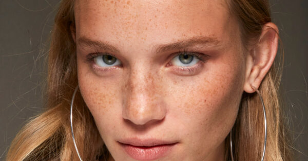Τoasty Makeup: Το viral trend που θα κυριαρχεί φέτος το καλοκαίρι σύμφωνα με το TikTok