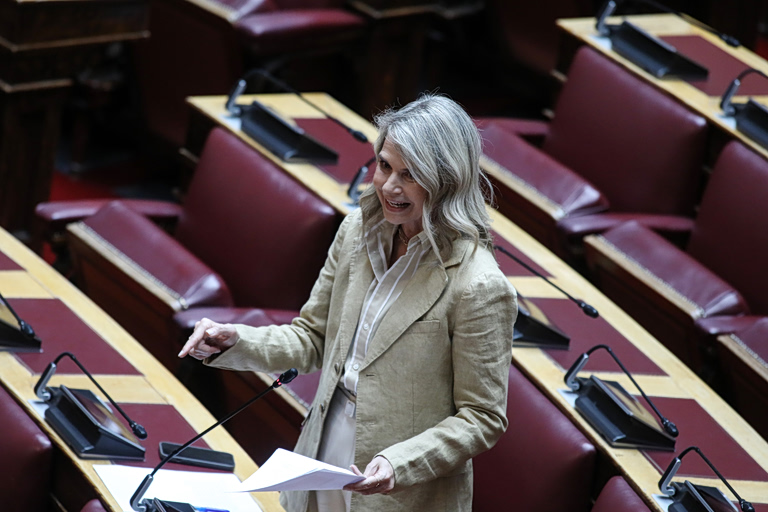 Πρόκειται για μια απόφαση εξαιρετικής θεσμικής, κοινωνικής και οικονομικής σημασίας, η οποία, σύμφωνα με όσα έχουν δημοσιοποιηθεί, αποσαφηνίζει ότι οι τόκοι επί των ρυθμισμένων οφειλών υπολογίζονται επί της μηνιαίας δόσης και όχι επί του συνολικού κεφαλαίου της οφειλής, περιλαμβάνοντας μια κρίση που κατατείνει υπέρ της προστασίας των υπερχρεωμένων νοικοκυριών και της βιωσιμότητας των δικαστικών ρυθμίσεων.