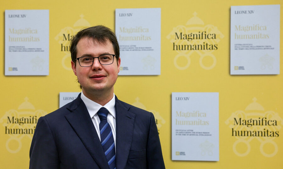 O Κρις Όλαφ της Anthropic στην εκδήλωση παρουσίασης της εγκυκλίοου του πάπα (Reuters)