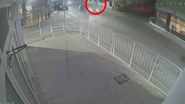 Κρήτη: Η στιγμή που γυναίκα παρασύρεται από μηχανή - Τι λέει ο σύζυγός της
