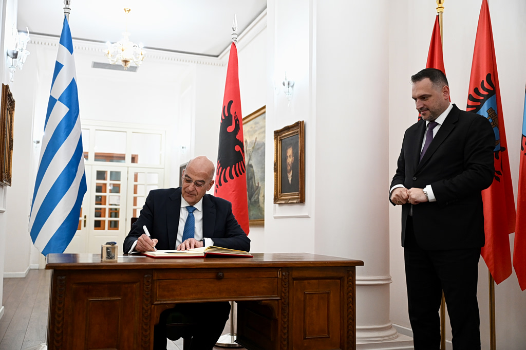 Δένδιας στα Τίρανα: Νέα ώθηση στις ελληνοαλβανικές σχέσεις με φόντο άμυνα και ΑΟΖ