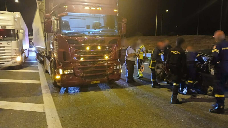 Tραγωδία στην Ιόνια Οδό - Ένας νεκρός και μία τραυματίας σε τροχαίο με νταλίκα και ΙΧ